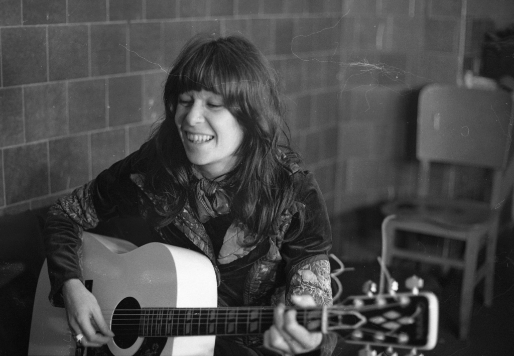 Cantora Rita Lee durante entrevista no Teatro Aquarius, no centro de São Paulo, para falar do show "Entradas e Bandeiras" com o grupo Tutti Frutti (16/08/1976)