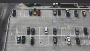 Visão aérea de um estacionamento