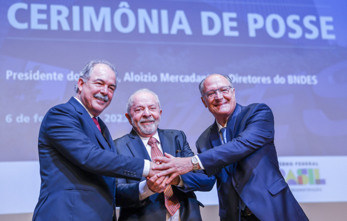 Mercadante, Lula e Alckmin dão as mãos
