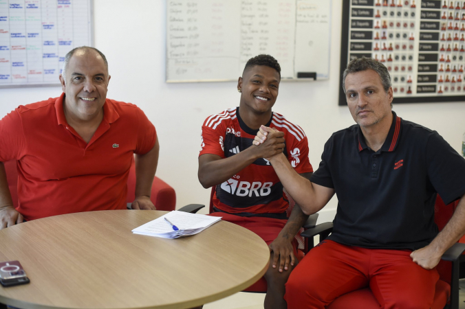 Matheus França renovou com o Flamengo até o fim de 2027