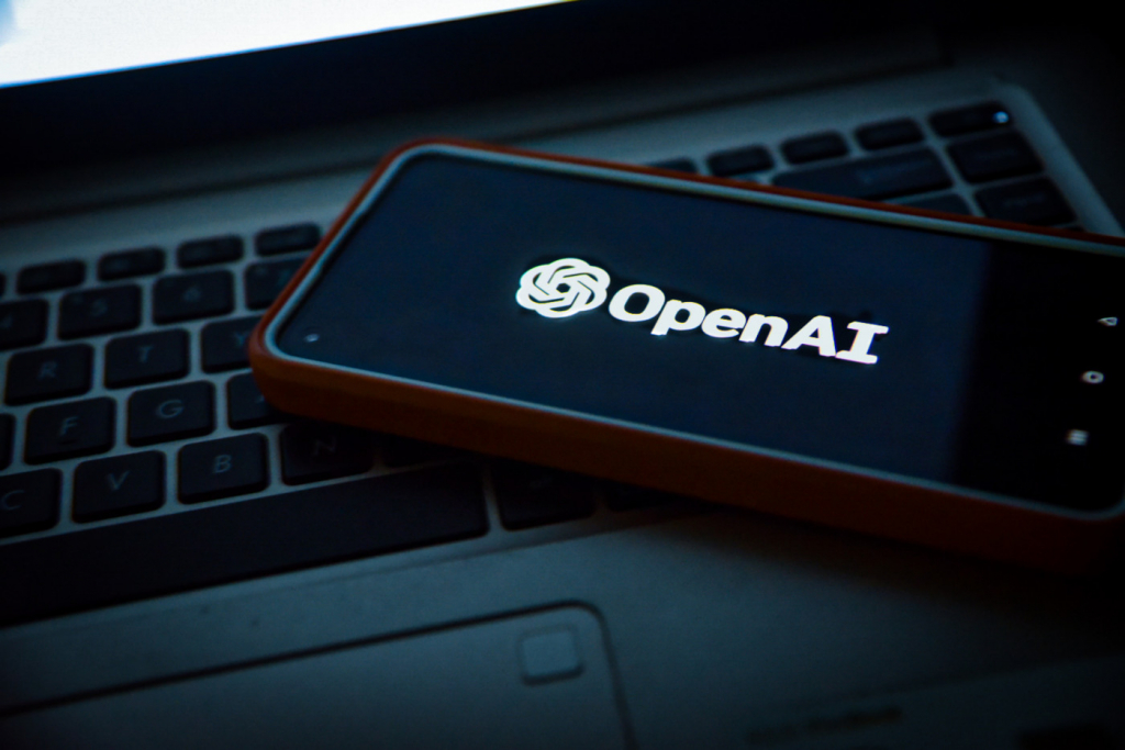 Funcionários da OpenAI ameaçam se demitir após saída de cofundador