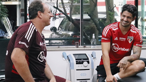 Rogério Ceni e Alexandre Pato conversam no Reffis do São Paulo