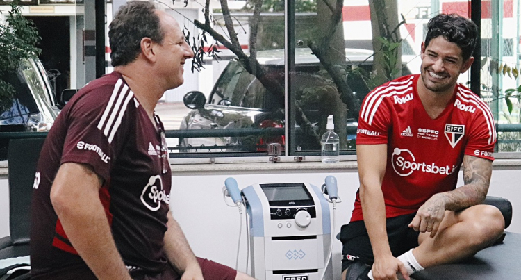 Rogério Ceni e Alexandre Pato conversam no Reffis do São Paulo