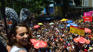 A atriz Paolla Oliveira, musa do Bloco Cordão do Boa Preta, durante desfile que reúne milhares de foliões na Avenida Antonio Carlos, no centro de Rio