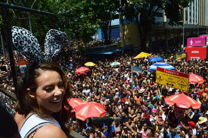 A atriz Paolla Oliveira, musa do Bloco Cordão do Boa Preta, durante desfile que reúne milhares de foliões na Avenida Antonio Carlos, no centro de Rio