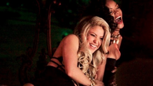 Shakira posa ao lado de Rihanna antes de retorno da amiga aos palcos