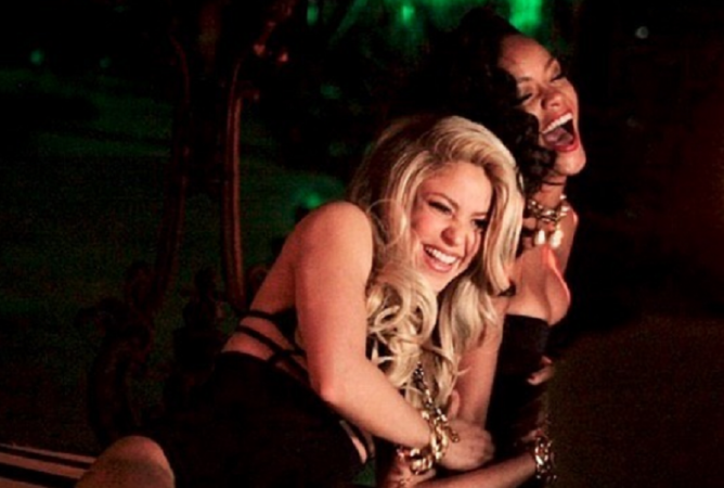 Shakira posa ao lado de Rihanna antes de retorno da amiga aos palcos