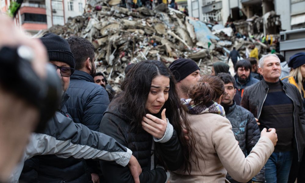 Terremoto mata ao menos 3.600 e deixa mais de 15 mil feridos na Turquia e na Síria; Otan, União Europeia e EUA oferecem ajuda – Jovem Pan