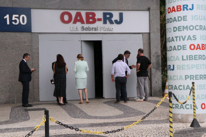 Edifício que sedia a Ordem dos Advogados do Rio de Janeiro (OAB-RJ), no Centro do Rio de Janeiro, precisou ser esvaziado por causa de uma ameaça de bomba, no fim da manhã desta quarta- feira, 15
