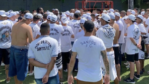 Torcida do Santos protesta em frente ao CT Rei Pelé
