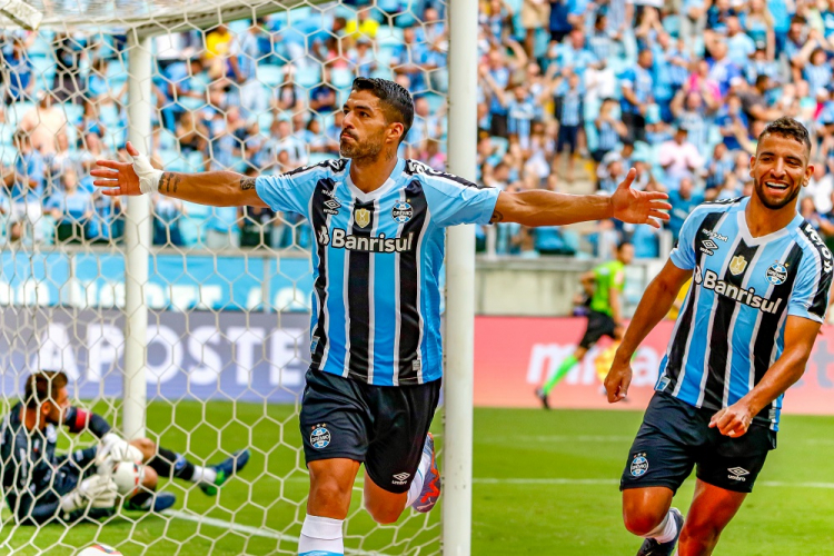Suárez abre os braços para comemorar gol