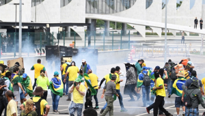Manifestantes entram em confronto com a polícia durante uma manifestação do lado de fora do Palácio do Planalto, em Brasília