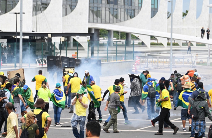 Manifestantes entram em confronto com a polícia durante uma manifestação do lado de fora do Palácio do Planalto, em Brasília