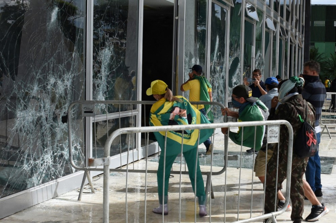 Manifestantes destroem uma janela do plenário do Supremo Tribunal Federal