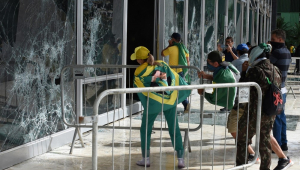 Manifestantes destroem uma janela do plenário do Supremo Tribunal Federal