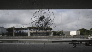 Foto de uma janela quebrada no Palácio do Planalto, em Brasília