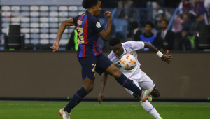 Vinicius Júnior tenta passar por Koundé em clássico entre Barcelona e Real Madrid