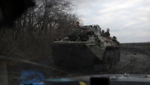 Veículo blindado ucraniano passa por uma estrada nos arredores de Bakhmut, na região de Donetsk