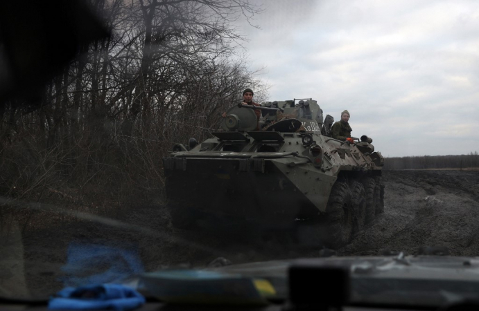 Veículo blindado ucraniano passa por uma estrada nos arredores de Bakhmut, na região de Donetsk