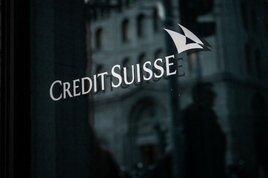 Governo suíço oferece US$ 280 bilhões para garantir fusão do Credit Suisse com o UBS