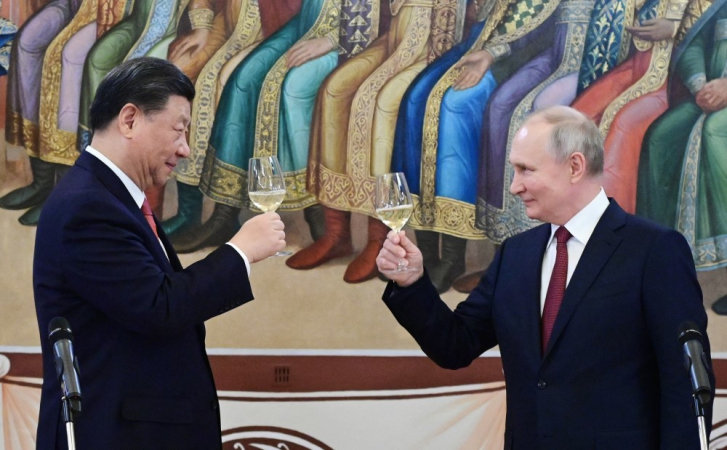 O presidente russo, Vladimir Putin, e o presidente da China, Xi Jinping, fazem um brinde durante uma recepção após suas conversas no Kremlin