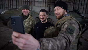Zelensky visitou posições militares perto da cidade de Bakhmut, na linha de frente, no leste da Ucrânia,