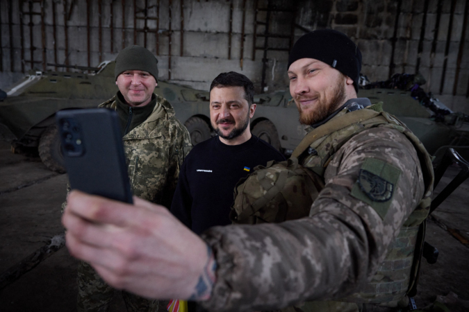Zelensky visitou posições militares perto da cidade de Bakhmut, na linha de frente, no leste da Ucrânia,