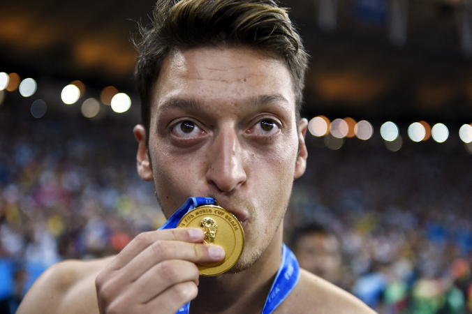 Mesut Ozil beija a medalha de campeão do mundo com a seleção da Alemanha no Maracanã