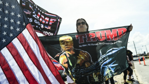 Apoiadores do ex-presidente dos EUA, Donald Trump, protestam perto do clube Mar-a-Lago do ex-presidente dos EUA, Donald Trump,