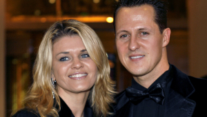 Michael Schumacher, heptacampeão mundial de Fórmula 1, ao lado de Corinna