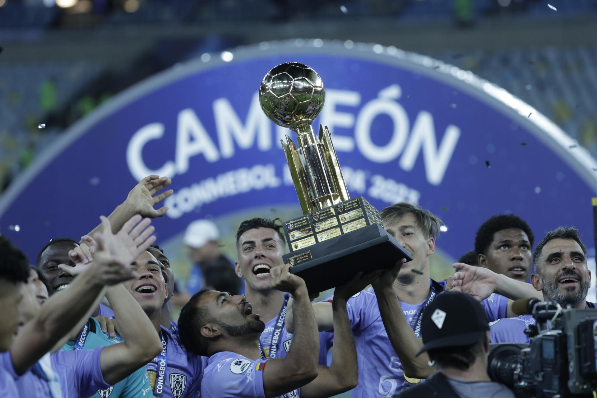 Independiente lança camisa em homenagem aos títulos sobre o Flamengo no  Maracanã – LANCE!