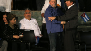Dilma Rousseff (à esquerda) e Luiz Inácio Lula da Silva cumprimentam o presidente da Nicarágua, Daniel Ortega, em homenagem ao ex-líder cubano Fidel Castro em Santiago de Cuba