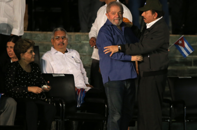 Dilma Rousseff (à esquerda) e Luiz Inácio Lula da Silva cumprimentam o presidente da Nicarágua, Daniel Ortega, em homenagem ao ex-líder cubano Fidel Castro em Santiago de Cuba