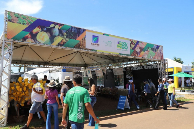 Pessoas frequentam o estande da Agência Goiana de Assistência Técnica, Extensão Rural e Pesquisa Agropecuária (Emater) na feira agropecuária Tecnoshow Comigo