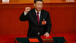 Presidente chinês, Xi Jinping, presta juramento durante Terceira Sessão Plenária da Assembleia Popular Nacional (APN), no Grande Salão do Povo, em Pequim