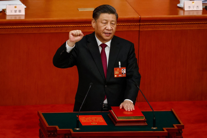 Presidente chinês, Xi Jinping, presta juramento durante Terceira Sessão Plenária da Assembleia Popular Nacional (APN), no Grande Salão do Povo, em Pequim