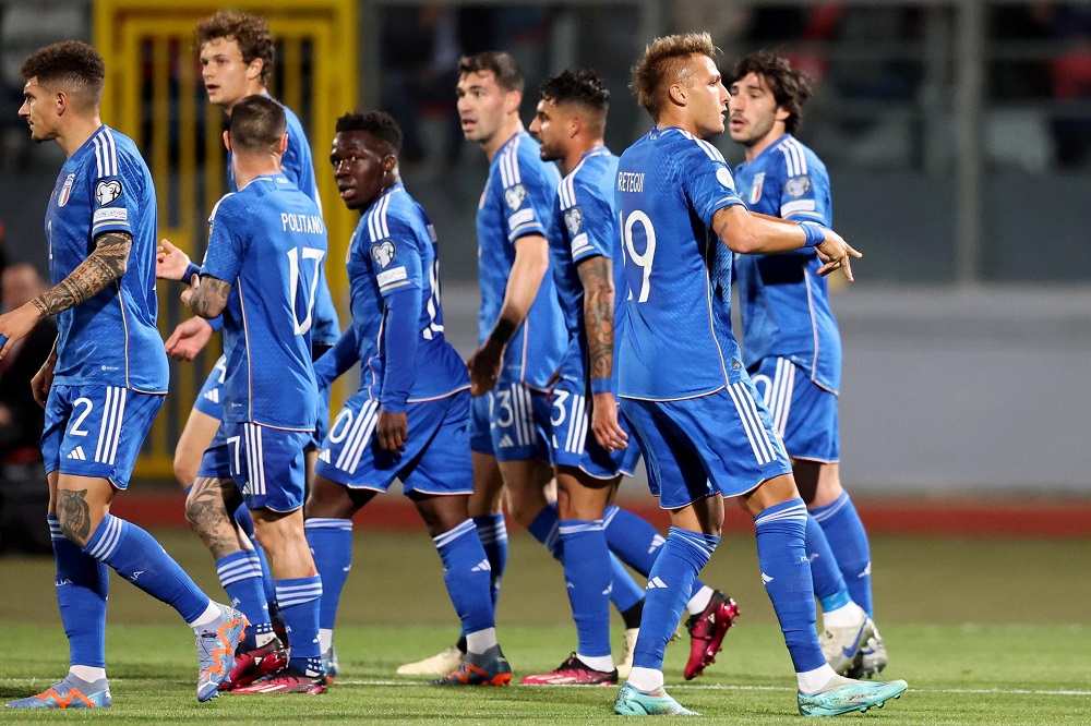 Mateo Retegui (R) da Itália comemora depois de marcar o primeiro gol da Itália