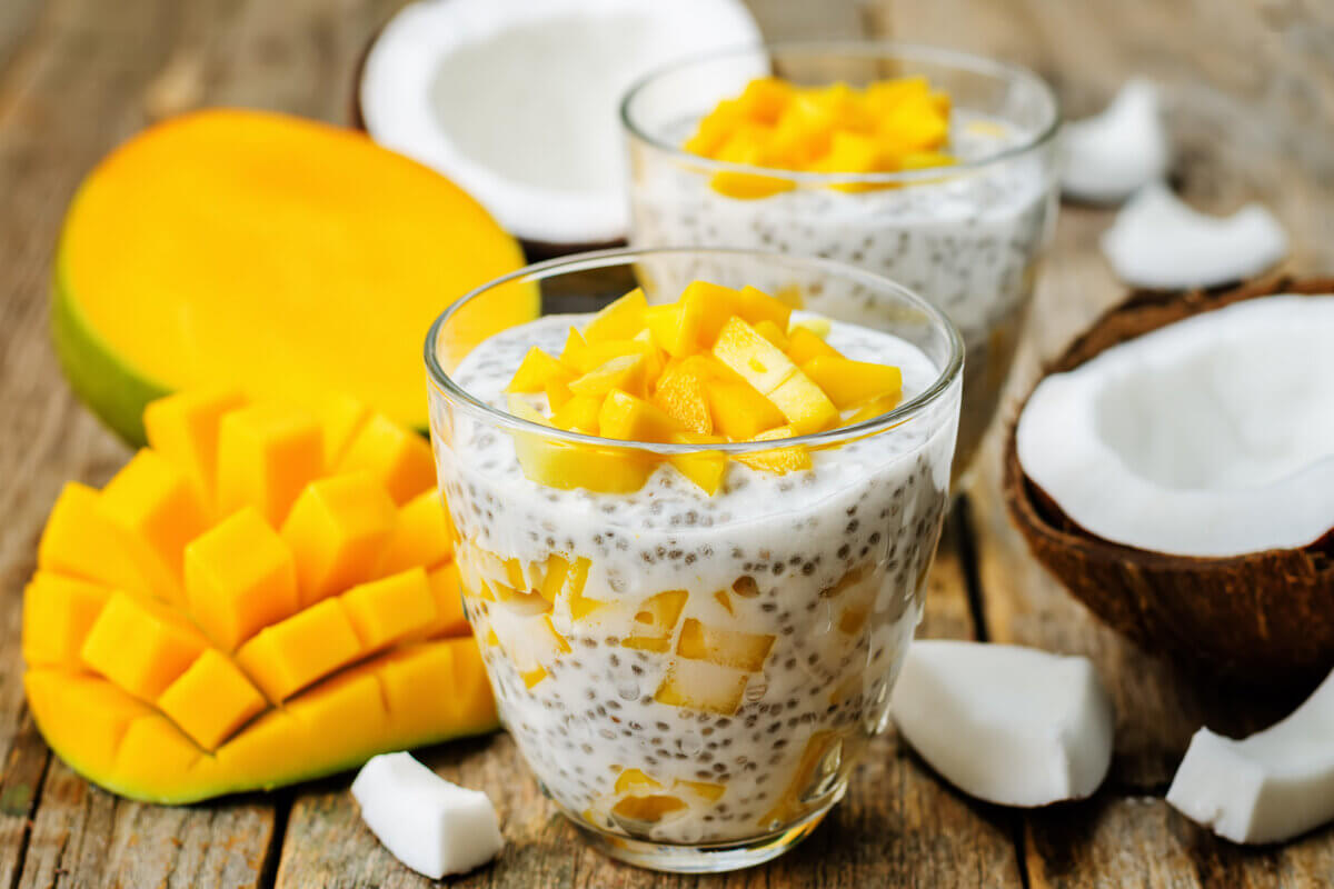 Pudim de chia com manga e coco 