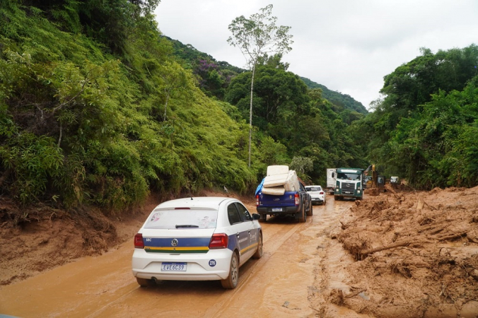 Veículos trafegam em uma Rio-Santos enlamaçada