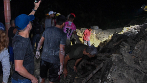 Agentes do governo do Estado, da prefeitura e também voluntários tentam encontrar desaparecidos entre os escombros do deslizamento de terra em Manaus