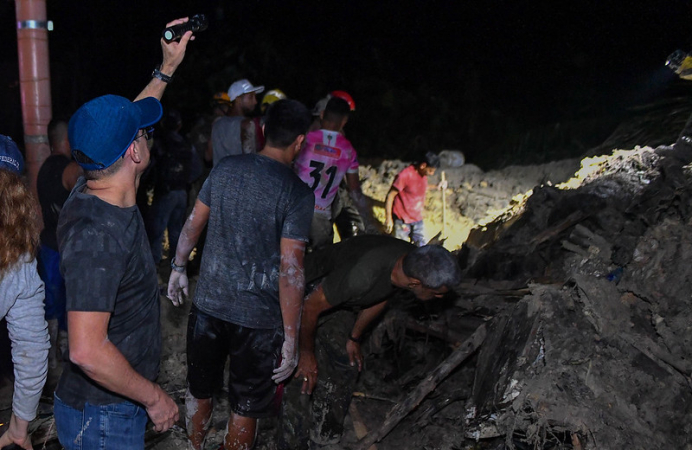 Agentes do governo do Estado, da prefeitura e também voluntários tentam encontrar desaparecidos entre os escombros do deslizamento de terra em Manaus