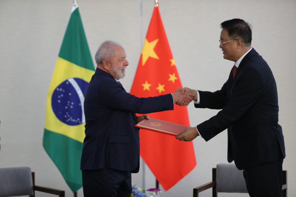 Brasil e China fecham acordo para realizar operações comerciais em moeda local