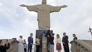 Taça da Copa do Mundo Feminina está no Cristo Redentor, no Rio de Janeiro
