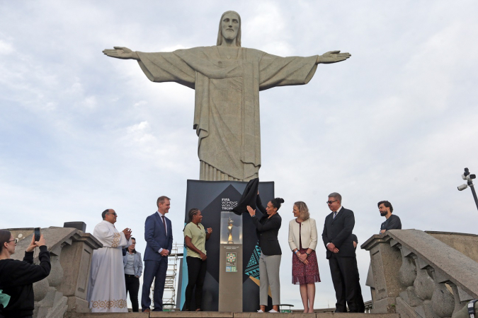 Taça da Copa do Mundo Feminina está no Cristo Redentor, no Rio de Janeiro