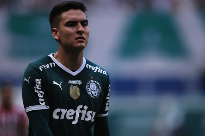 Eduard Atuesta, do Palmeiras, rompeu o ligamento do joelho