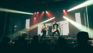 Banda cover Blinkers-182 se apresenta no palco do Carioca Club para mais de 600 pessoas