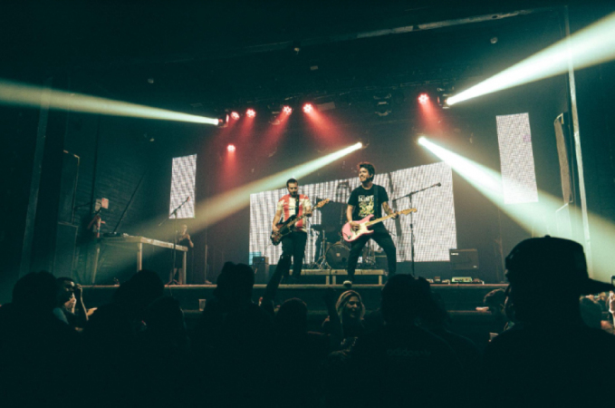 Banda cover Blinkers-182 se apresenta no palco do Carioca Club para mais de 600 pessoas