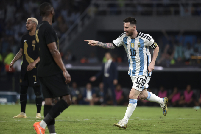 Brasil encara Argentina em amistoso no qual busca futebol