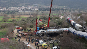 Equipes de resgate trabalham no local do acidente, onde dois trens colidiram, perto da cidade de Larissa, na Grécia