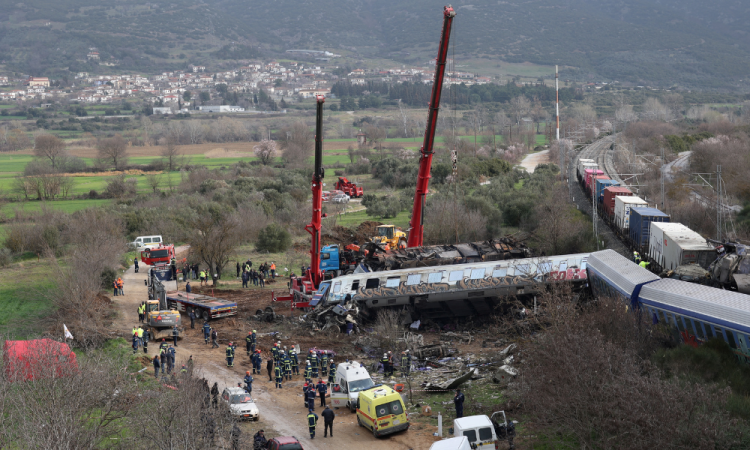Equipes de resgate trabalham no local do acidente, onde dois trens colidiram, perto da cidade de Larissa, na Grécia
